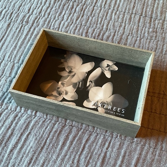 Freestanding Gray Wood 4x6” Tabletop Picture Frame - Picture 4 of 4